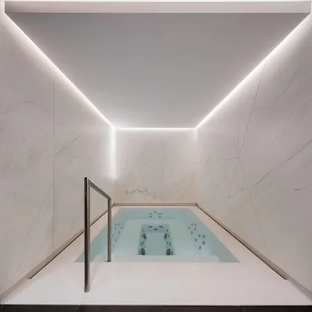 White 1921 Hotel 4*